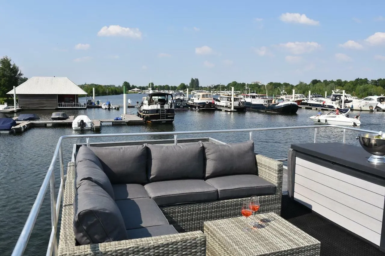 Cosy Floating Boatlodge, 