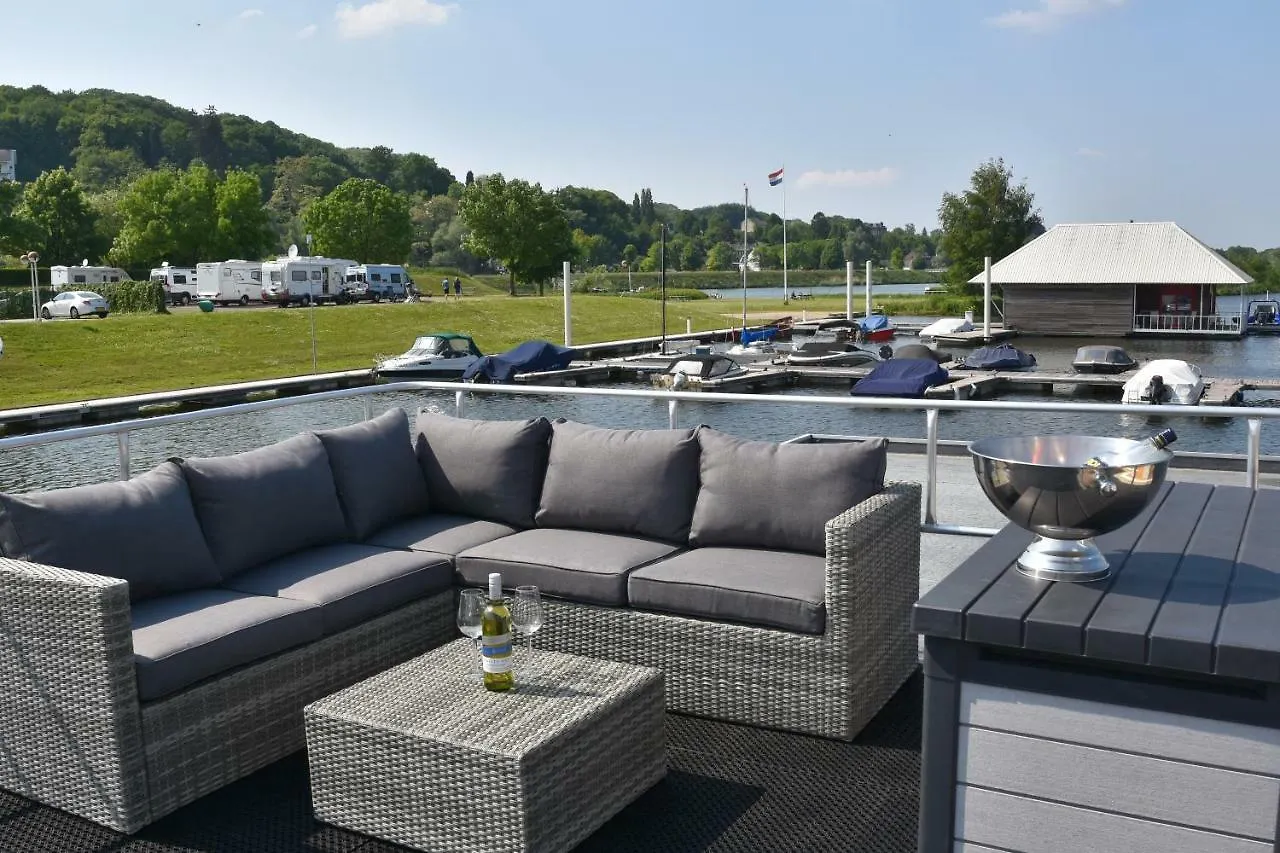 Cosy Floating Boatlodge, 