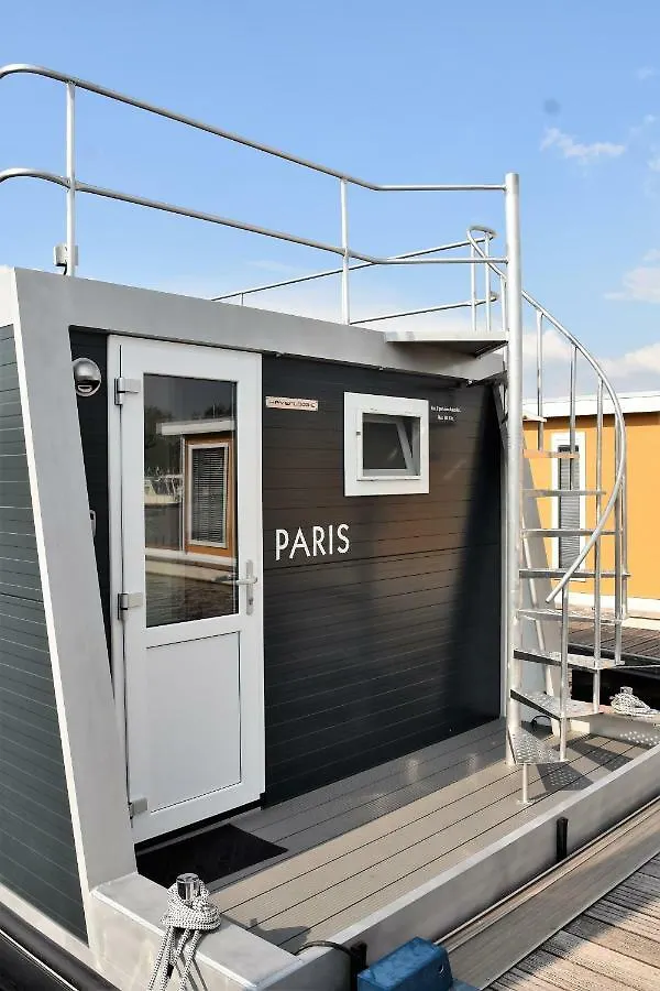 Cosy Floating Boatlodge, 
