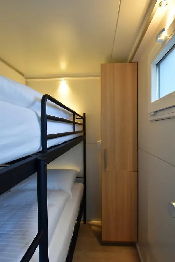Cosy Floating Boatlodge, 