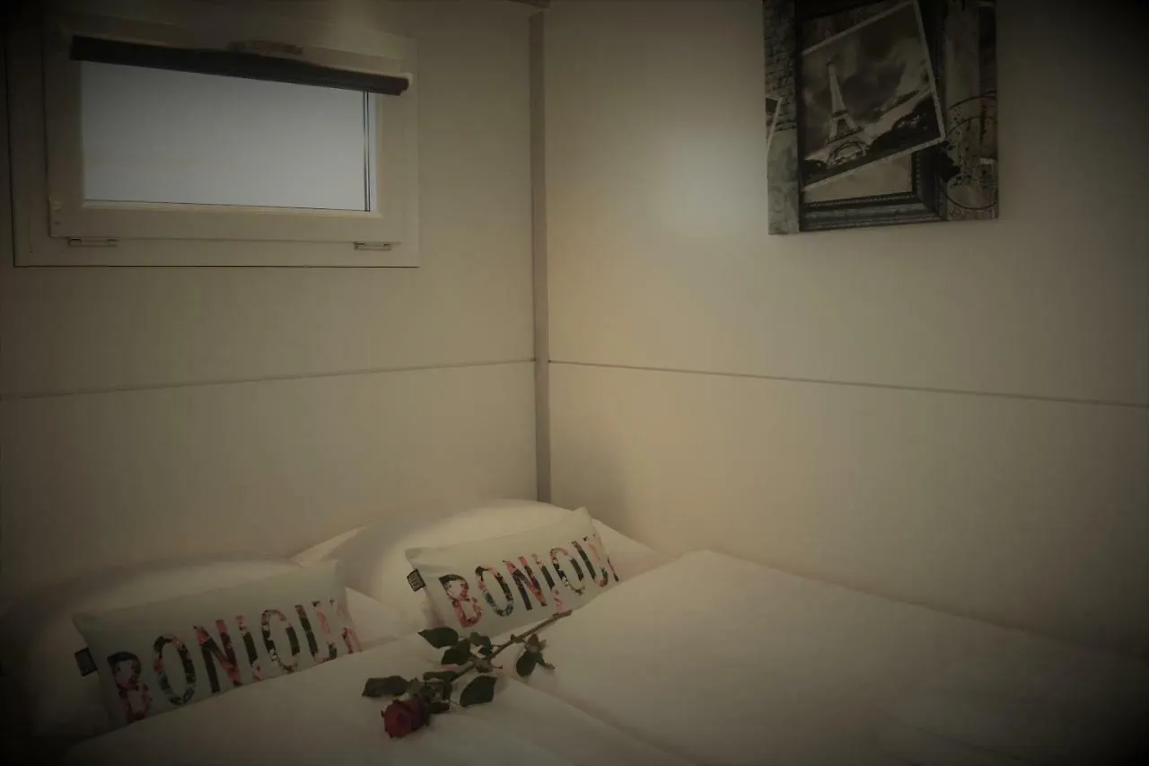 Cosy Floating Boatlodge, 